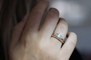 Anillo de compromiso de oro macizo de 14 quilates con diamante de corte esmeralda para mujer, estilo clásico, piedra cultivada en laboratorio con certificación IGI - Product Image 3
