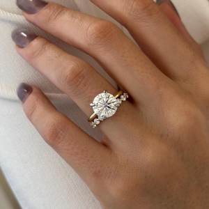Anillo de Compromiso con Diamante Cultivado en Laboratorio, Corte Brillante Redondo de 4 Quilates, con Banda Solitaria y de Eternidad, Certificado por IGI - Product Image 2