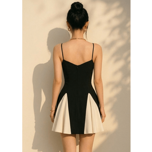 Robe Godet Monochrome Architecte Seraphina en Crêpe Structuré avec Panneaux Contrastants et Coupe Évasée - Product Image 1