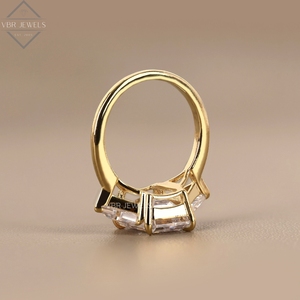 Bague de fiançailles en or jaune avec trois diamants taille émeraude et pierres latérales taille triligne, bijoux de luxe pour mariée, fournisseur - Product Image 3