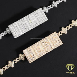 Bracelet personnalisé LEE en moissanite de luxe avec chaîne à maillons floraux et détails lettres étincelantes – Élégance sur mesure - Product Image 2