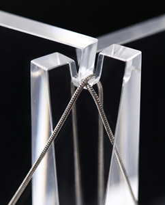 Expositor de Joyería Acrílico Moderno, Transparente, Ovalado, para Collares y Colgantes, Elegante Vitrina para Presentación de Joyas - Product Image 2