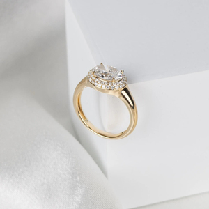 แหวนเพชรทรงรี 1.5 กะรัต ดีไซน์หรูหรา ประดับเพชรแบบ Double Halo Bezel Set ทรงโดม ทองคำขาว 14K สำหรับหมั้นและเป็นแหวนแทนใจ - Product Image 3