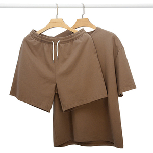 Conjunto de camiseta y pantalones cortos de algodón de color sólido para hombre, con logotipo y diseño personalizados de alta calidad, ropa informal transpirable para verano - Product Image 1