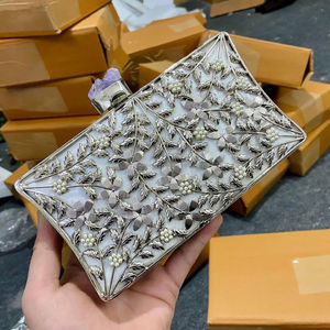 กระเป๋าคลัทช์สไตล์ยุโรปสำหรับผู้หญิง งานแฮนด์เมด ลวดลายสลับสีทองขาว ดีไซน์โดดเด่น ผิวสัมผัสเมทัลลิก แฟชั่นทันสมัย ทำจากเหล็ก - Product Image 4