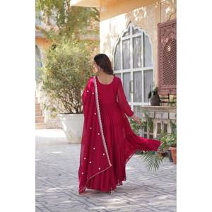 Robe de soirée de créateur pour les fêtes, travail de perles brodées pour un look élégant - Product Image 2