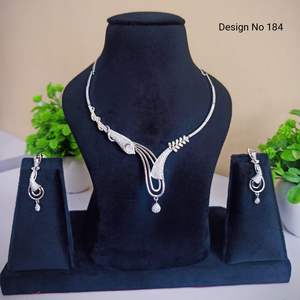 Conjunto de Collar y Pendientes Plateados con Pedrería Blanca Estilo Real – Joyería Nupcial Glamorosa para Novias - Product Image 1