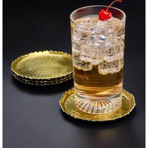 Protector de superficie para bebidas con un elegante diseño metálico, perfecto para vasos de café, té y cócteles. - Product Image 6
