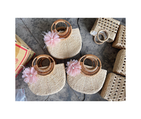2025 élégant sac de plage d'été en jacinthe d'eau, sac à main en jonc de mer, sac en bambou fabriqué à la main Boho femmes fourre-tout du Vietnam prix bon marché
