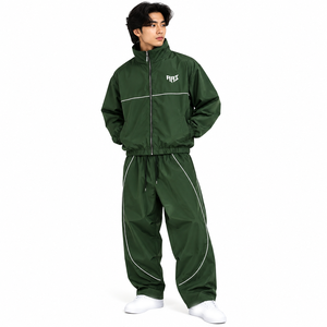 เสื้อแจ็คเก็ตฮู้ดสีเขียวสไตล์ Y2K สตรีทแวร์  ชุดกันลมไนลอนสั่งทำพิเศษ กางเกงขายาวทรงกว้าง ชุดกีฬาแนวเมือง เสื้อแจ็คเก็ตและกางเกงขายาว ฮู้ดดี้สะท้อนแสง - Product Image 2