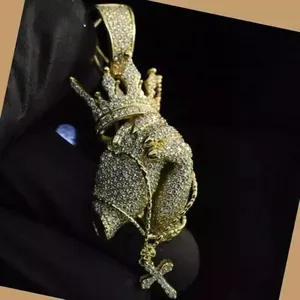 Collier Hip Hop pour femme en argent sterling 925 plaqué or, avec pendentif Tishya en forme de couronne, cœur et croix, serti de diamants et de moissanite, lourd et glacé - Product Image 4