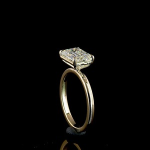 Bague solitaire en diamant de qualité supérieure, certifié IGI, de 3 carats, taille émeraude, en or jaune 18 carats, sertissage horizontal, pour anniversaire ou fête - Product Image 4
