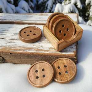 Juego de Posavasos Clásicos de Madera de Acacia Natural Hechos a Mano - Juego de 4 Posavasos Marrones con Diseño de Botón - Ecológicos y Duraderos - Product Image 1