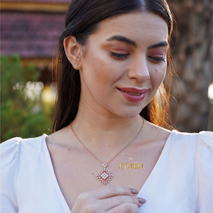 Colgante de Diamante Geométrico Cultivado en Laboratorio en Oro Rosa, Cadena de Eslabones Chapada en Oro Rosa, Diseño Elegante y Sostenible, Lujo Moderno para Compromiso - Product Image 5