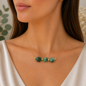 Collar de tres esmeraldas en bruto con cadena de cable chapada en oro, hecho a mano, con piedra de nacimiento, regalo de joyería para mujer, esposa, novia - Product Image 1