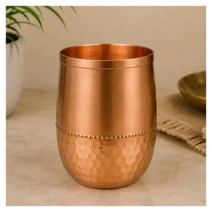 Vaso de agua de cobre puro con acabado mate, forma de Dholak, estilo medio martillado, para uso en el hogar, hoteles y restaurantes. - Product Image 1