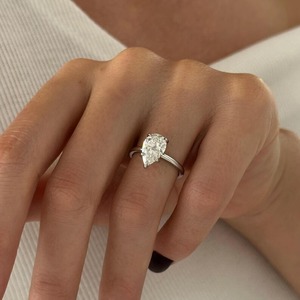 Bague élégante en or blanc 18 carats avec diamant de laboratoire taille poire, certifiée IGI, clarté VVS, pour femme, tendance, fiançailles, mariage - Product Image 4