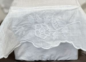 ปลอกใส่กระดาษทิชชูปักลายดอกไม้สีขาว ปลอกกล่องทิชชูทรงสี่เหลี่ยมขอบหยัก ผ้าลินินสีขาว ตกแต่งบ้านและโรงแรม - Product Image 3