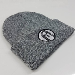 Gorro unisex premium con tela elástica transpirable, ajuste suave y cómodo, logotipo estampado a mano, colores gris y negro, bordado. - Product Image 4