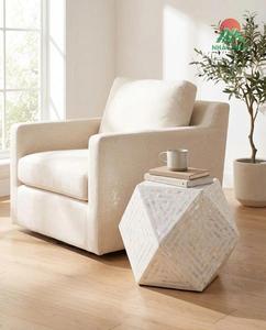 Table d'appoint extérieure hexagonale moderne avec incrustation de nacre blanche, design géométrique et structure résistante aux intempéries - Product Image 3