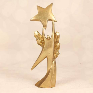Coupe de championnat ornementale finition or avec couronne décorative, poignées embossées motif laurier et base élégante pour le sport - Product Image 4