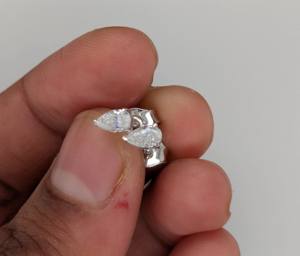 Pendientes de compromiso clásicos unisex de oro de 14K con tres puntas, diamante de laboratorio IGI de corte pera de 0.60Ct D VS1 - Product Image 3