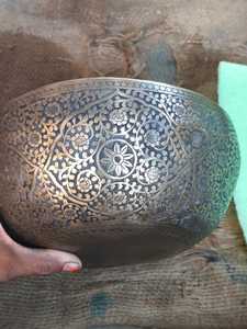 Bols chantants tibétains sculptés à la main pour les thérapies de guérison, les bains sonores et la méditation, à prix de gros pour le nettoyage des chakras - Product Image 4