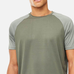 Ensemble t-shirt et short de sport pour homme, tissu léger et respirant, idéal pour la salle de sport et les entraînements - Product Image 5