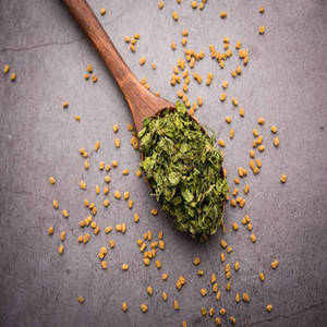 Feuilles de fenugrec indien séchées de qualité supérieure Kasuri Methi pour recettes traditionnelles, mélanges d'épices et ingrédients culinaires internationaux - Product Image 3