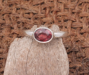 Anillo de Boda Clásico para Mujer, de Plata de Ley, con Engaste de Bisel, con Granate Rojo de Mozambique Genuino de Alta Calidad, Corte Brillante, Certificado - Product Image 1