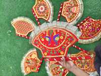 Éventail en velours rouge Pakhi, Décoration de mariage Punjabi, Éventail Pankhi brodé, Éventail de mariage indien, Décoration Mehndi Dholki, Cadeau Jaggo