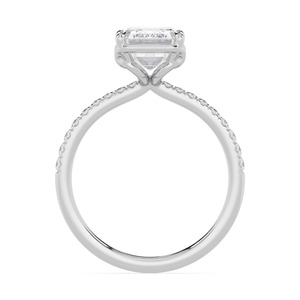 Anillo moderno de oro rosa de 10 quilates con diamante cultivado en laboratorio, centro en forma de ataúd y detalles de diamantes esmeralda. - Product Image 4