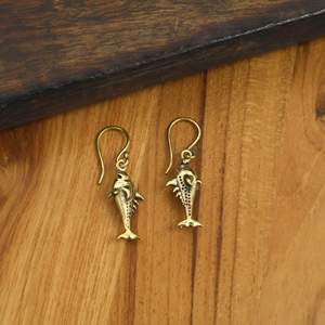 Pendientes Colgantes de Latón con Forma de Pez para Mujer |   Pendientes de Gancho con Forma de Pez en Oro y Plata Antiguos |   Fabricante de Joyería de Latón Personalizada OEM ODM - Product Image 1