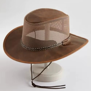 Casquette en cuir classique, idéale pour les tenues décontractées et semi-formelles, offrant un port confortable et un look d'inspiration vintage. - Product Image 1