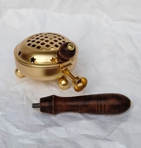 Quemador de incienso vintage de latón con mango de madera largo, malla de estrellas, para carbón y resina, ideal para yoga, limpieza energética, rituales y el hogar. - Product Image 2