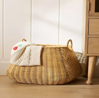 Panier à linge rectangulaire tissé, avec couvercle articulé et support en métal doré, disponible en gros.