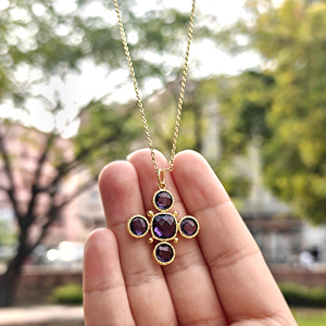 Collier pendentif crucifix plaqué or, minimaliste, avec pierre précieuse améthyste violette, motif croix, chaîne réglable - Product Image 5