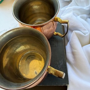 Mug en cuivre simple avec poignée, idéal pour le thé, le café, l'eau et l'utilisation quotidienne en cuisine. Vaisselle en cuivre saine, provenant d'Inde. - Product Image 2