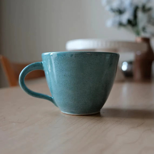 Taza de Cerámica Compacta con Esmalte Azul Vibrante, Acabado Liso, Asa de Fácil Agarre, Aislamiento Térmico para Momentos de Café Contemporáneos - Product Image 1