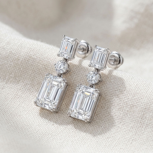 Pendientes colgantes de oro blanco de 14k con diamantes de corte esmeralda y engaste de garra para bodas y fiestas - Product Image 4