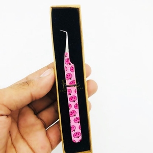 Pince à cils argentée avec embout brillant et rose, pour Halloween, à 90 degrés, pour volume intense / Emballage individuel en boîte jaune - Product Image 4