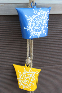 Clochettes de vache en fer peintes à la main, carillon suspendu rustique, artisanat indien en métal avec corde, 70 cm de long, décoration de ferme et de jardin, style rustique - Product Image 3