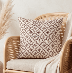 Housse de coussin carrée en coton indien imprimée, avec motifs bohèmes et tons naturels pour la décoration intérieure - Product Image 4