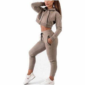 Ensemble de survêtement d'entraînement pour femme avec logo personnalisé, en molleton 100% coton de qualité supérieure, doux au toucher, respirant, avec sweat à capuche court zippé et pantalon de jogging pour l'hiver - Product Image 4