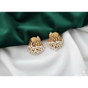 Boucles d'oreilles Jhumka de luxe en or finition perle, bijoux traditionnels du temple indien du sud, créations ethniques pour mariage et fêtes - Product Image 4