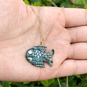 Collier pendentif poisson en labradorite naturelle sculpté à la main, laiton plaqué or 18 carats, bijoux de mode pour femmes, style été. - Product Image 1