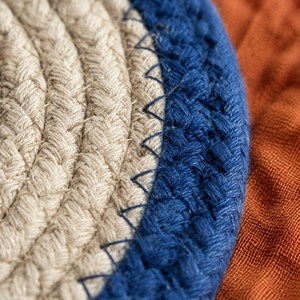 Sous-verres en polyester et coton avec bordure blanche, style moderne, résistants à la chaleur, isolants, antidérapants, écologiques, 10 cm de diamètre - Product Image 2