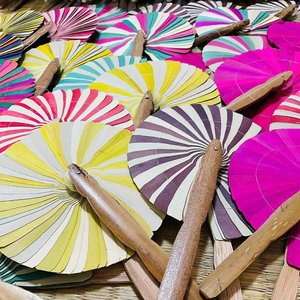 Éventail en feuilles de coco naturel du Vietnam pour la décoration et le refroidissement, artisanat fait main, style tropical, vente en gros - Product Image 1