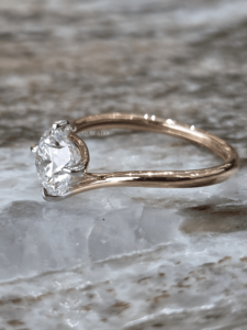 Anillo Solitario Cultivado en Laboratorio de 1.15 Ct, Certificado IGI VS1, Oro, Diseño Minimalista de Tallo Dividido, Clásico, con Engaste de Garras, Joyería de Compromiso - Product Image 2