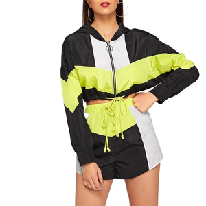 Ensemble veste à capuche et short colorblock avec cordon de serrage pour femme – Survêtement sportif multicolore coupe-vent - Product Image 1